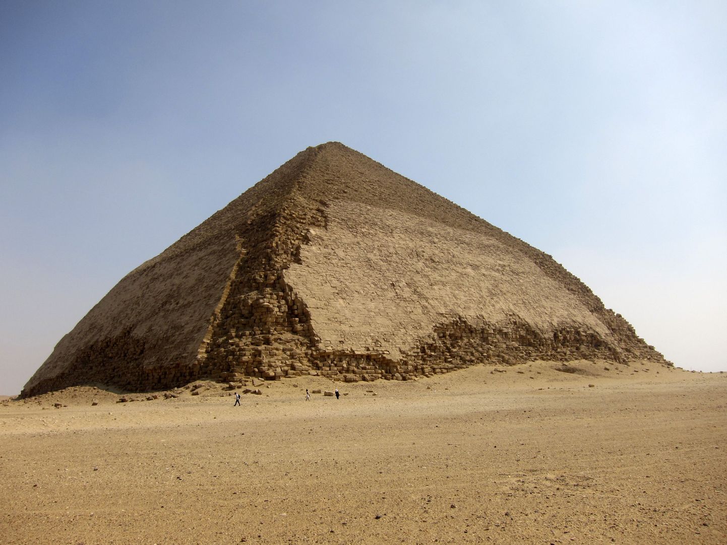 Ломаная пирамида или пирамида Снофру.