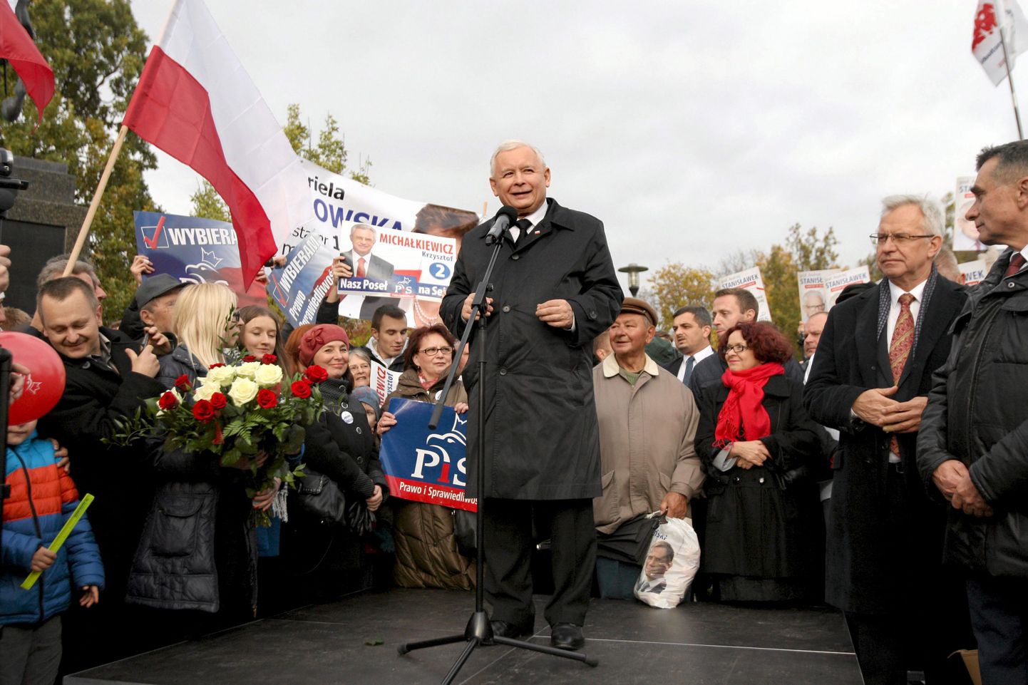 Võimalik Poola järgmine peaminister, Jarosław Kaczyński Seaduse ja Õigluse parteist(PiS) valimispäeva eel kampaaniat tegemas.