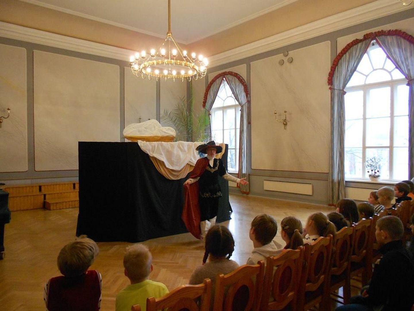 Pärnu nukuteater kinkis Kuninga kooli mudilastele ja heategevuses kaasa löönud õpilastele etenduse.