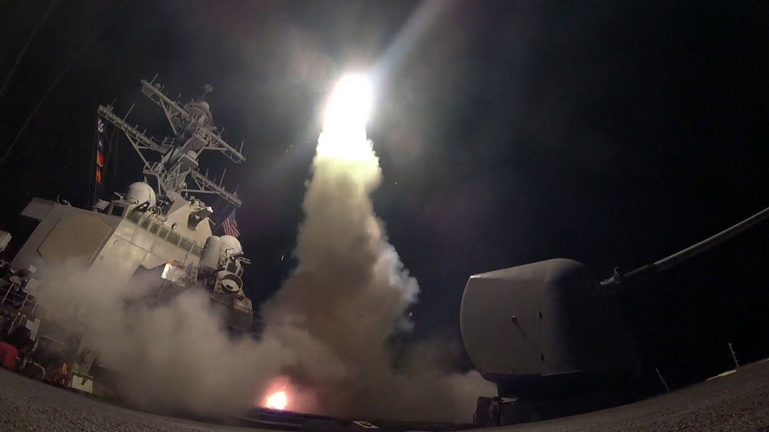 Tomahawk tiibraketi tulistamine USA sõjalaevalt USS Porter.