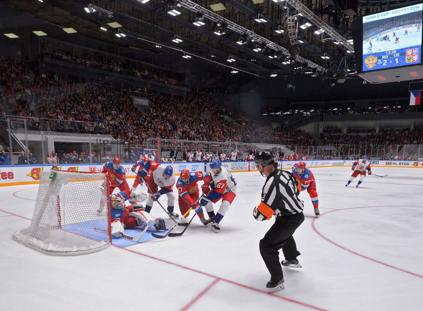 Момент матча российских хоккеистов против чехов.