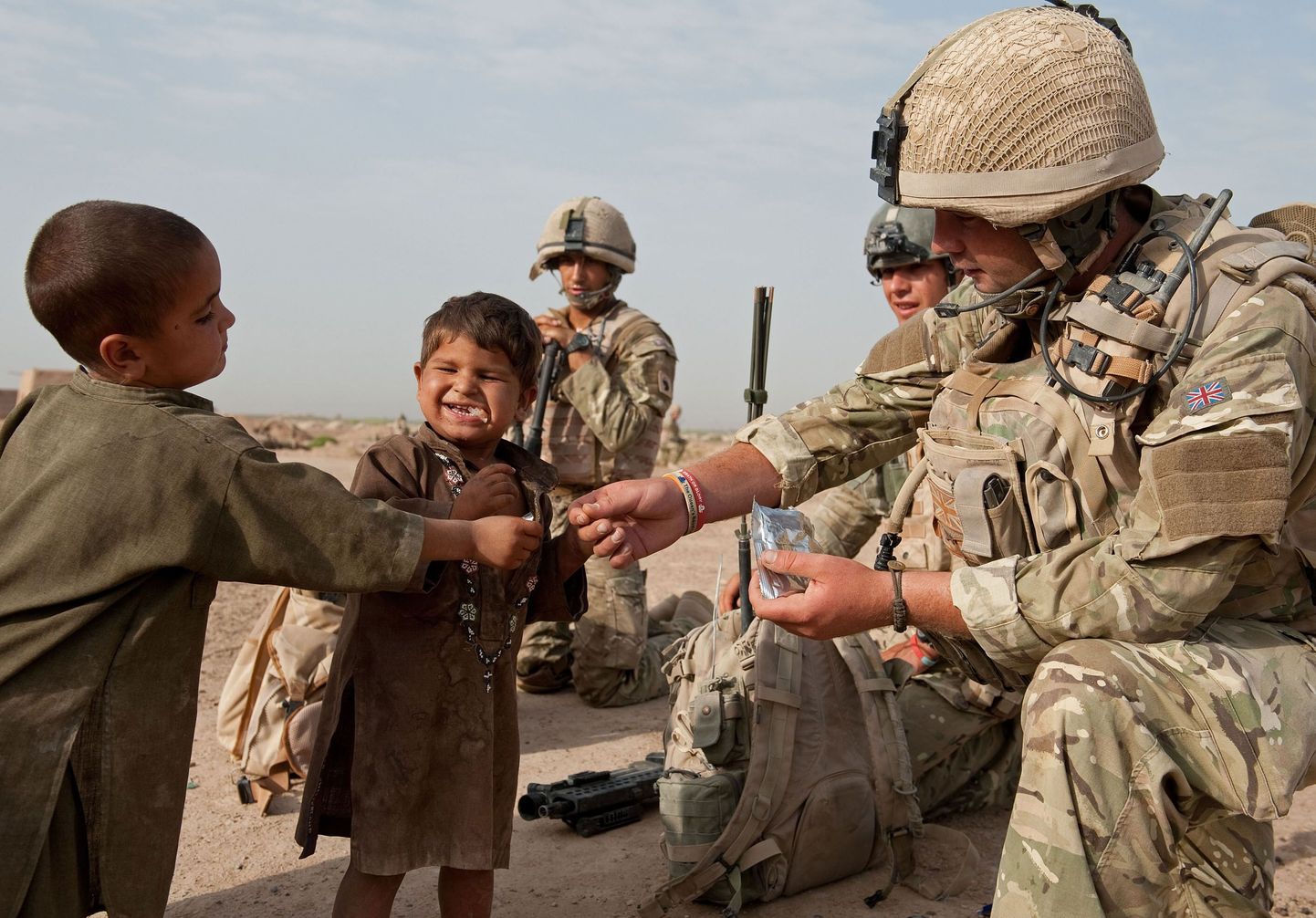 Briti sõdurid Afganistani lastega