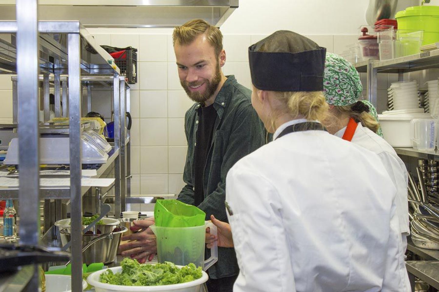 Gotlandi kokk Mikael Nypelius jagas kuu aja eest näpunäiteid kohalikest saadustest toiduvalmistamiseks ning nentis, et liiga palju kiputakse toorainet ostma poest.
