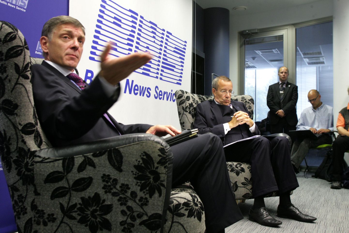 Toomas Hendrik Ilves ja Indrek Tarand BNSi pressikeskuses ajakirjanike ees.