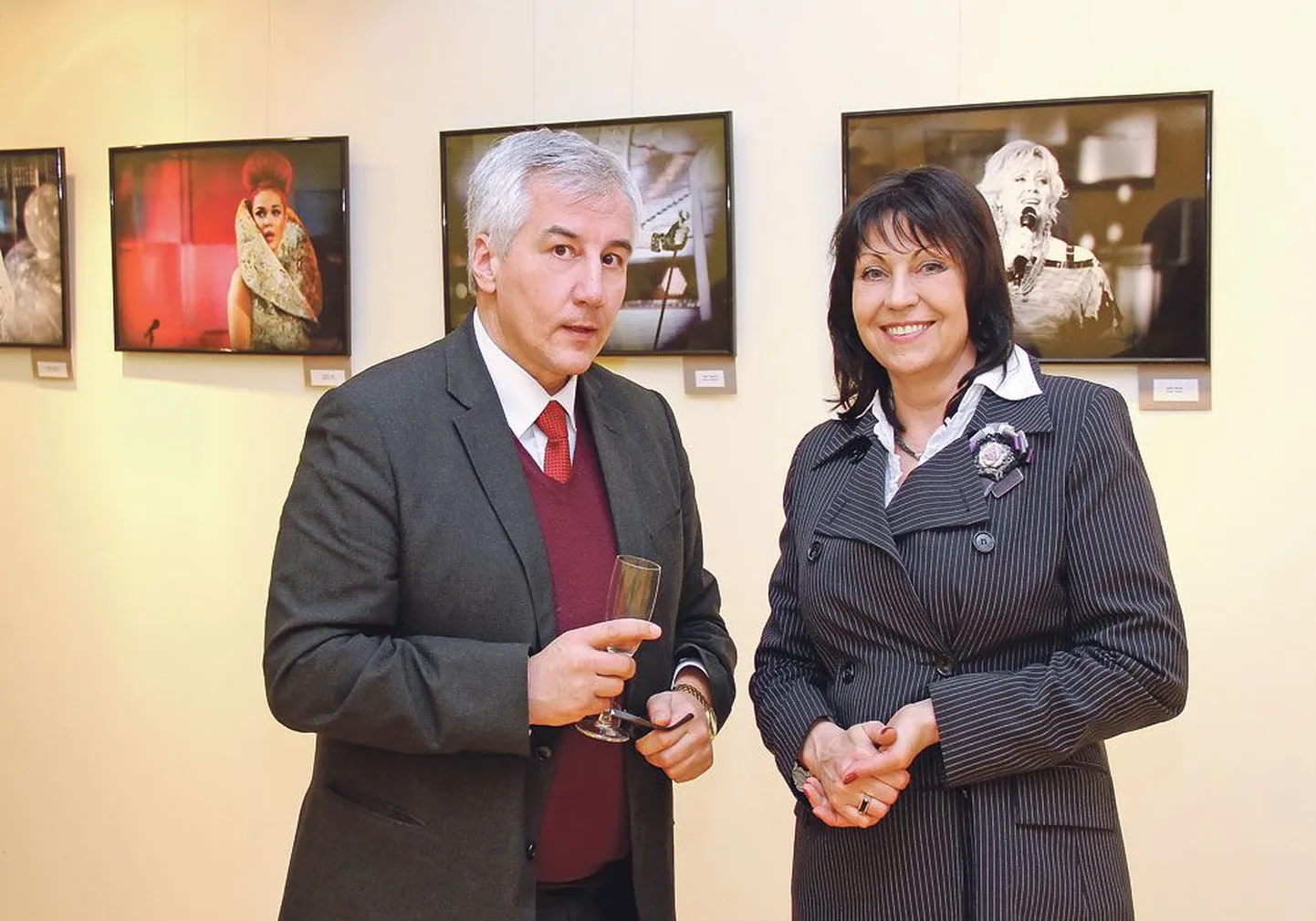 Посол Анатолий Степусь на выставке белорусской фотохудожницы Ольги Сальниковой «Впечатления» в январе 2015 года.