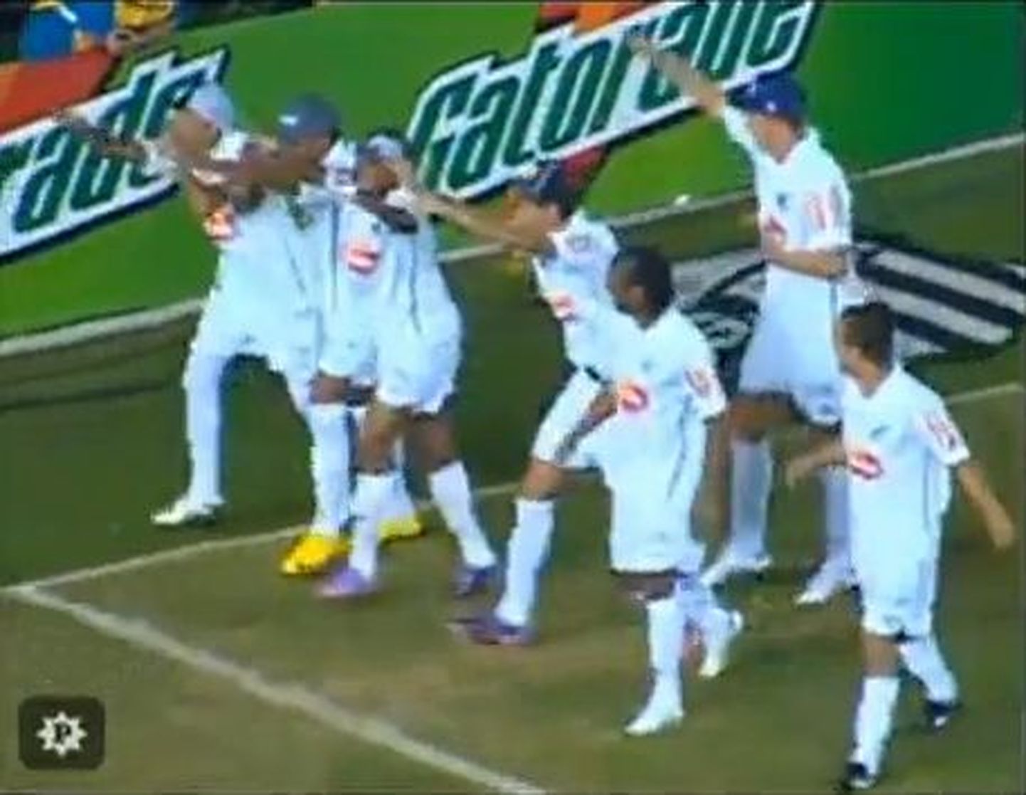 Santose mängijad väravat tähistamas