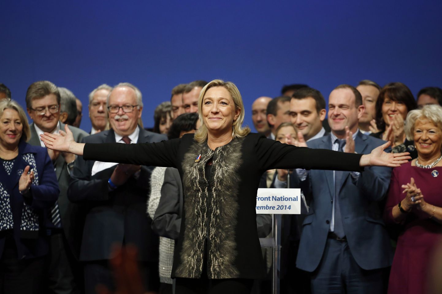 Rahvusrinde liider Marine Le Pen (ees keskel).