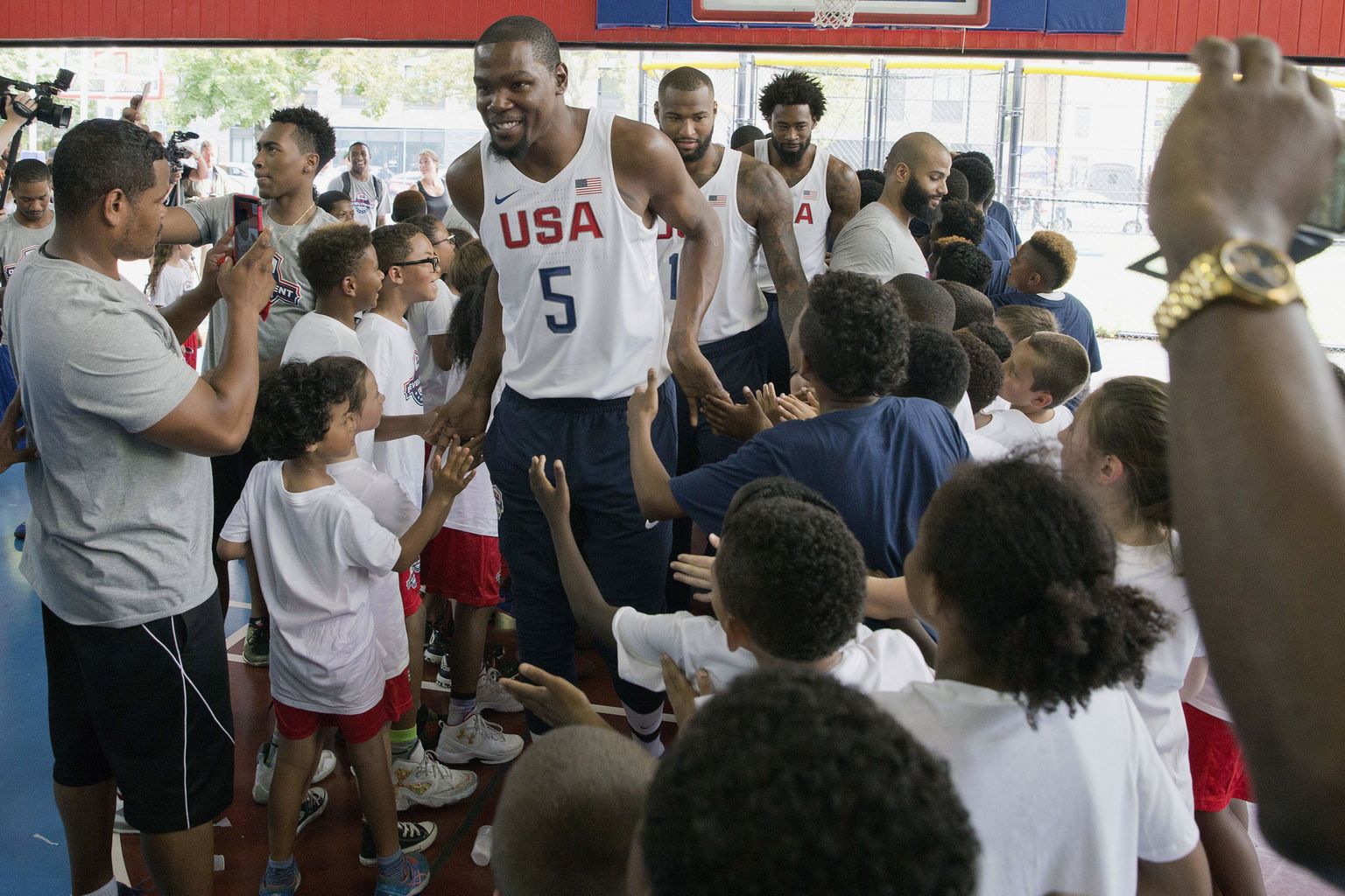 USA koondise üks liidreid Kevin Durant enne koondise pressikonverentsi fänne tervitamas.
