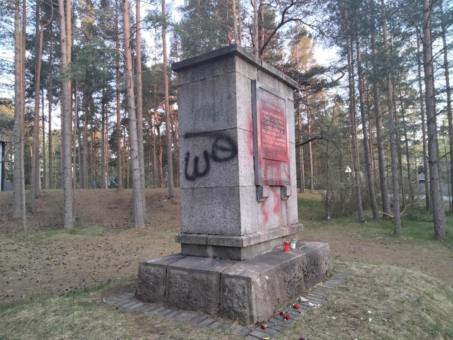 Võsu punamonumenti on soditud.