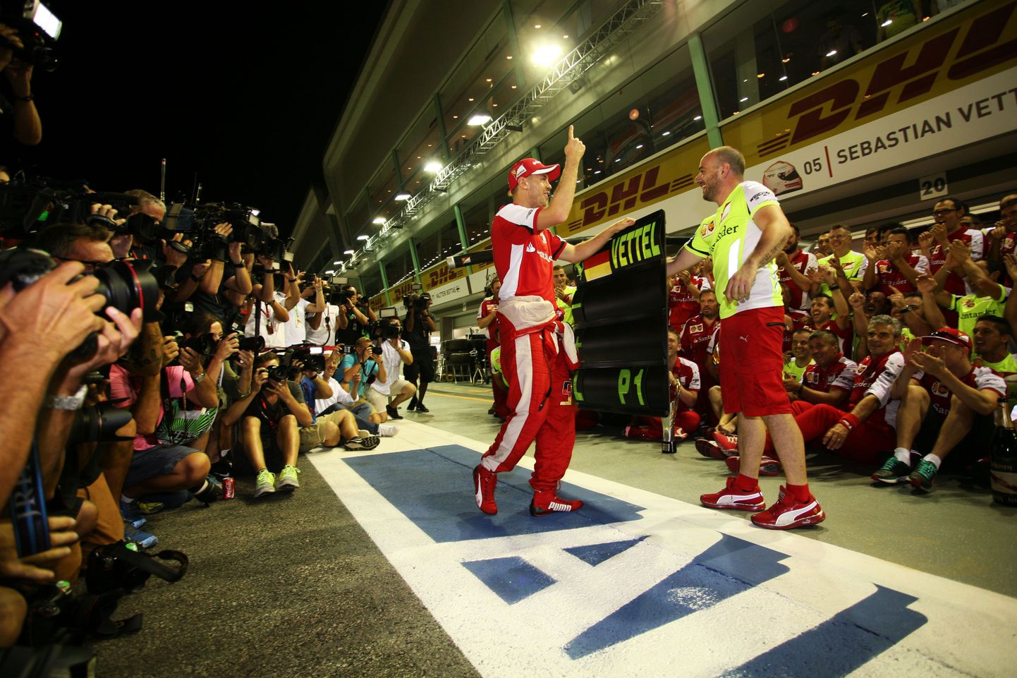 Lisaks võidukale Sebastian Vettelile (pildil) ja Ferrari võistkonnale sattus Singapuris boksiteele ja rajale ka neid, kellel sinna vähimatki asja polnud.