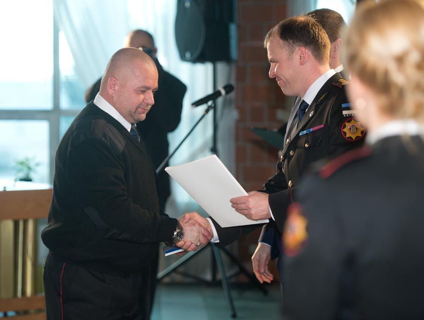 Päästeameti peadirektor Kuno Tammearu andis teisipäeval elupäästja medali ka Koeru päästekomando päästjale Einar Viitalile (vasakul).