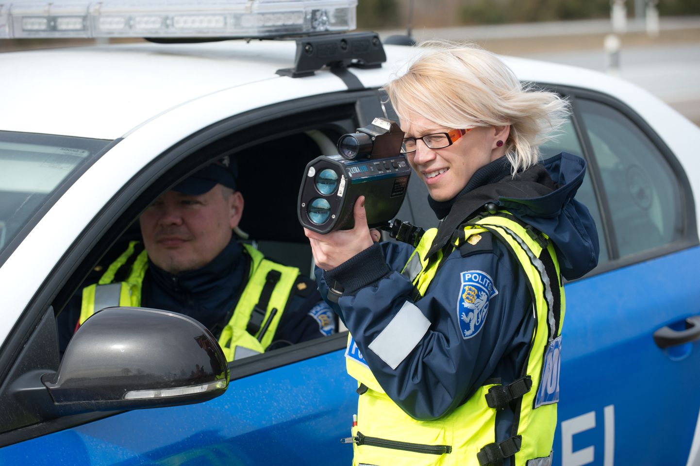 Politsei Tartu maanteel kiirust mõõtmas.