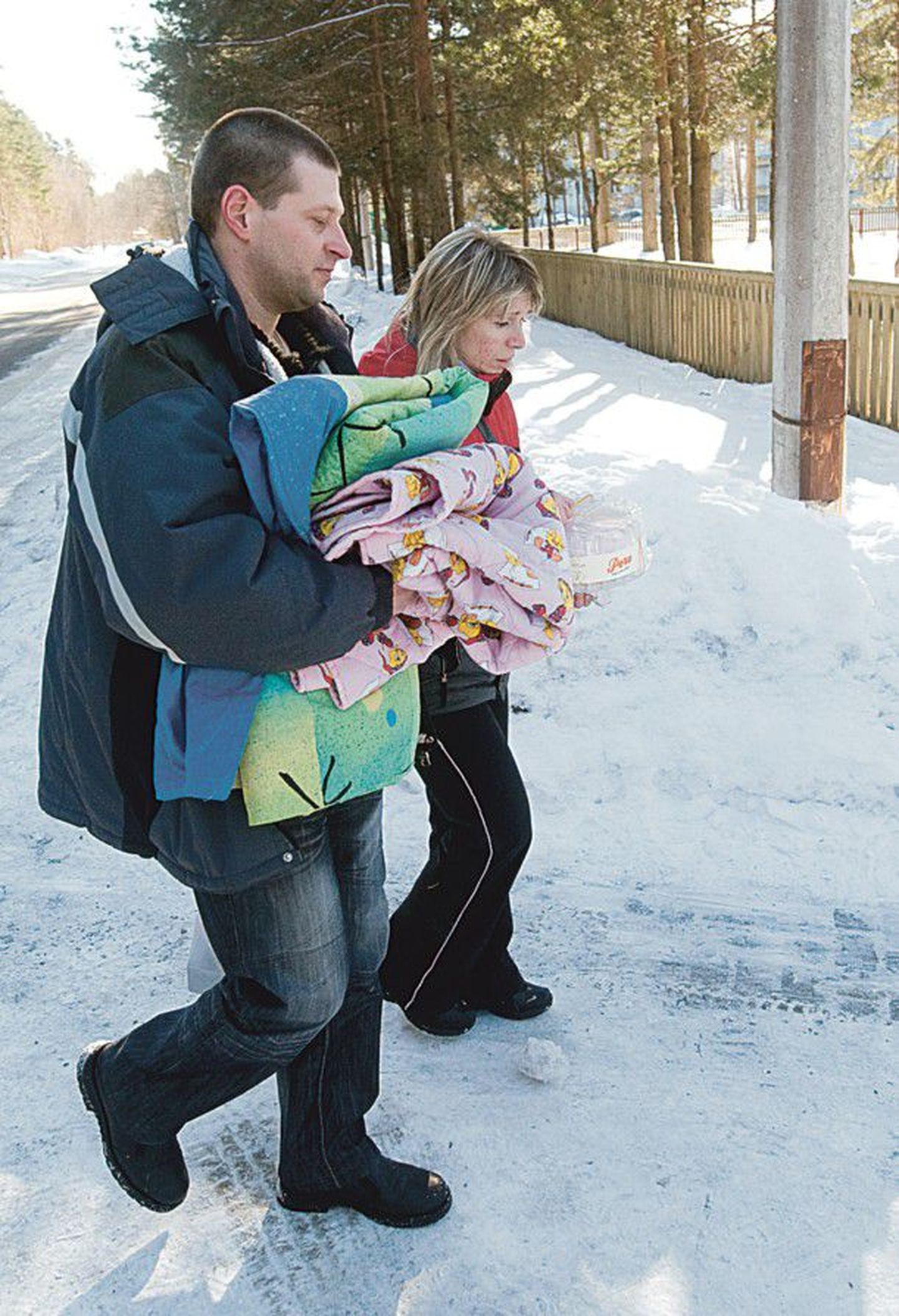 Урмас Неэрот и Анна Пыкка навестили вчера своего десятилетнего ребенка, спасшегося при пожаре.