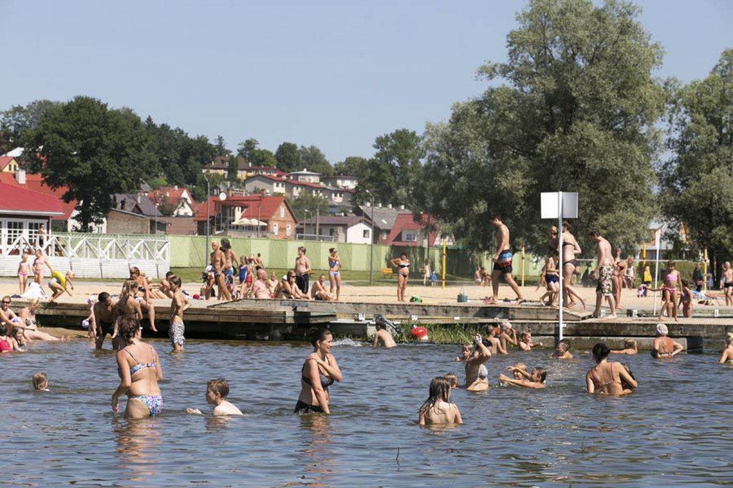 Kõige päikeseküllasem oli Viljandis juuli, mil päikest paistis 323,1 tunni jagu.