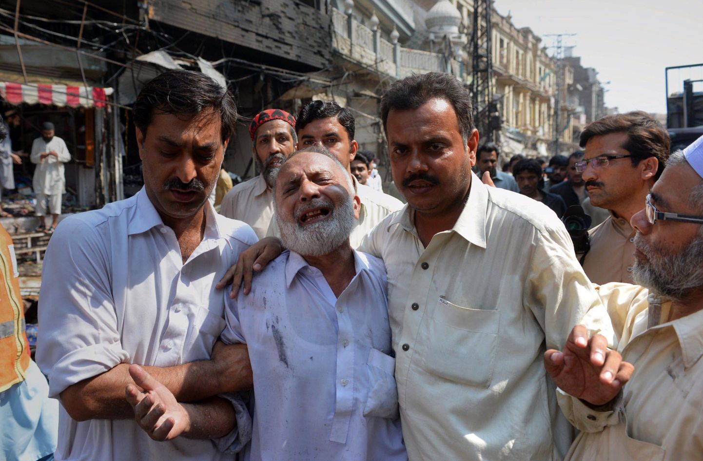 Pakistani mehed Kissa Khwani turul 29. septembril leinajat trööstimas.
