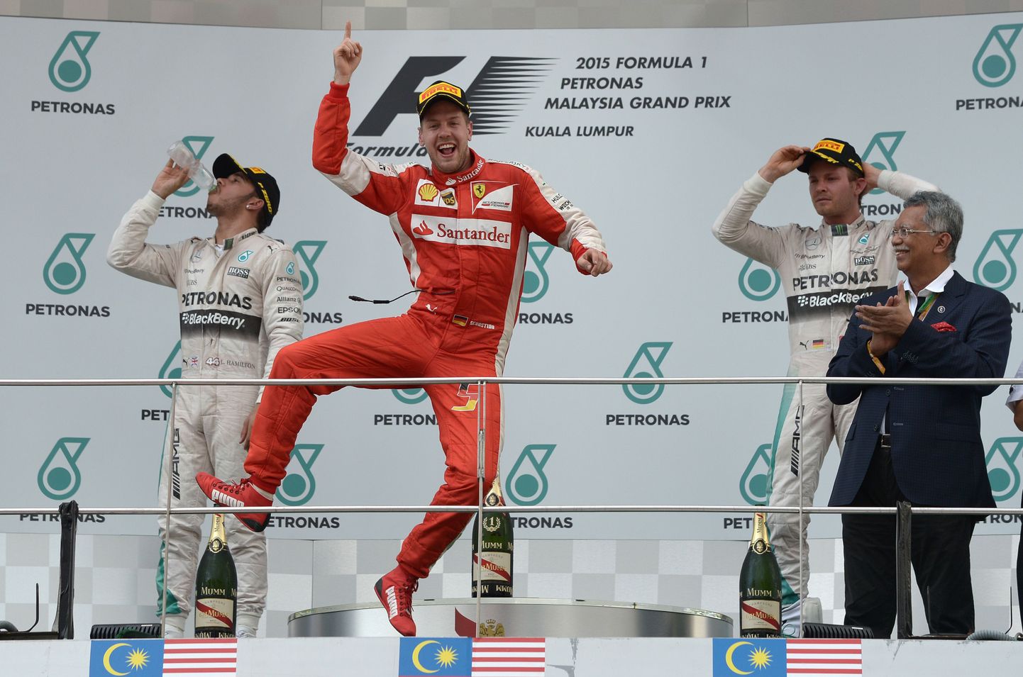Sebastian Vettel (keskel) oma esikoha üle rõõmustamas.