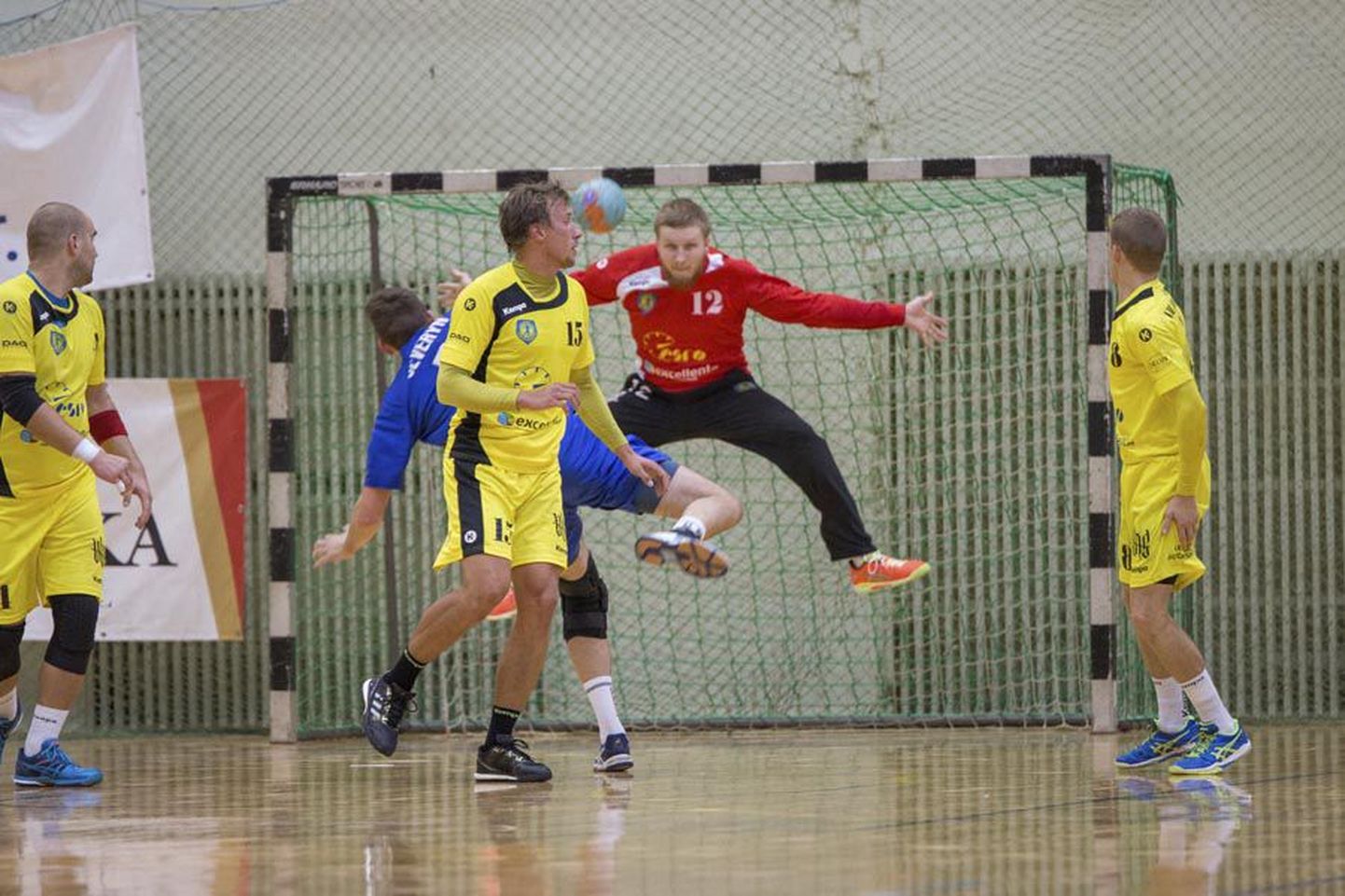 Viljandi käsipallimeeskond teenis kolmapäeval Eesti meistrivõistlustel oma kolmanda võidu, alistades kindlalt liigas veel võiduta Aruküla SK.