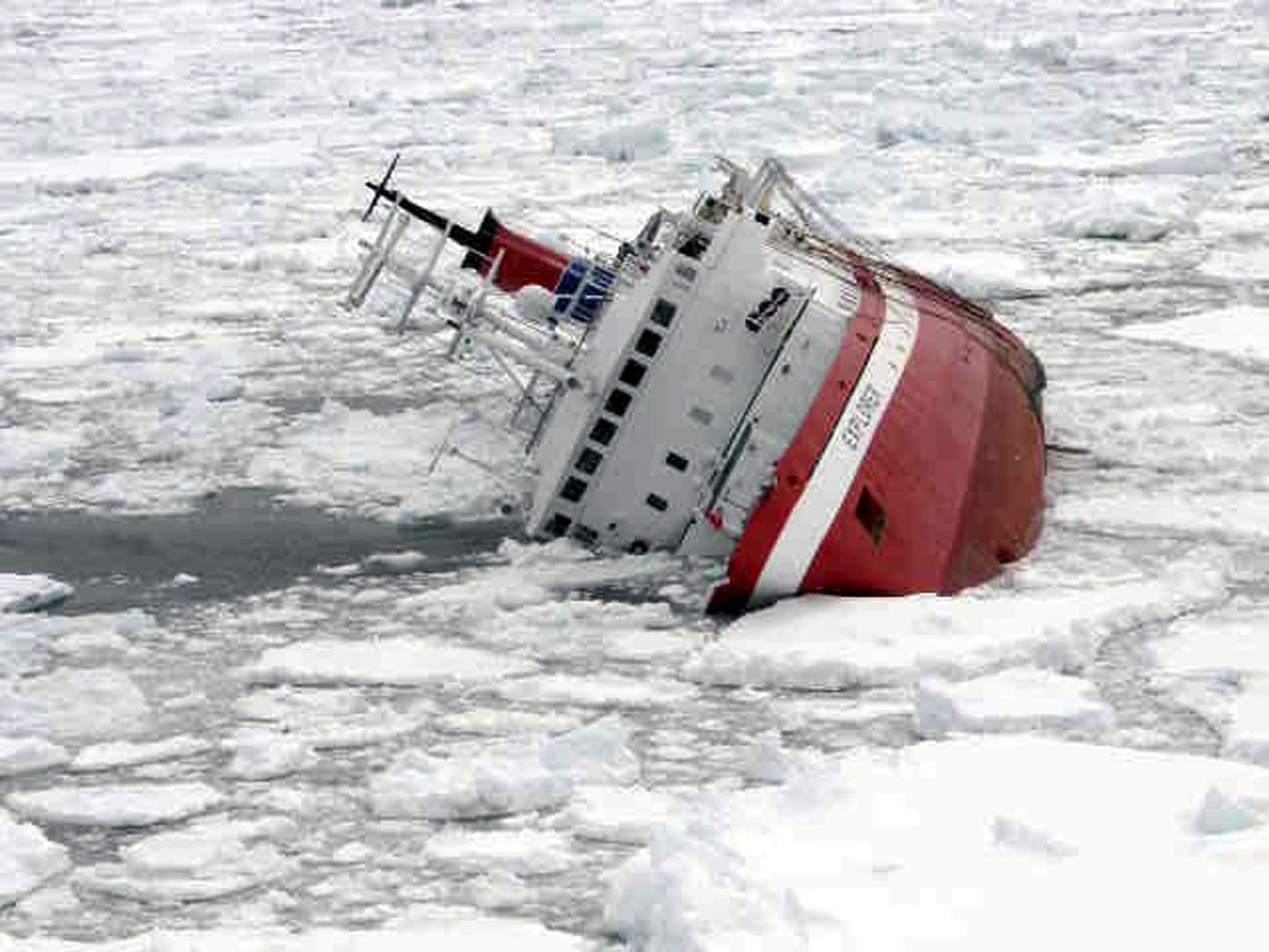 Antarktika vetes juhtunud õnnetustest tuntuim on kruiisilaeva M/S Explorer uppumine 2007. aastal