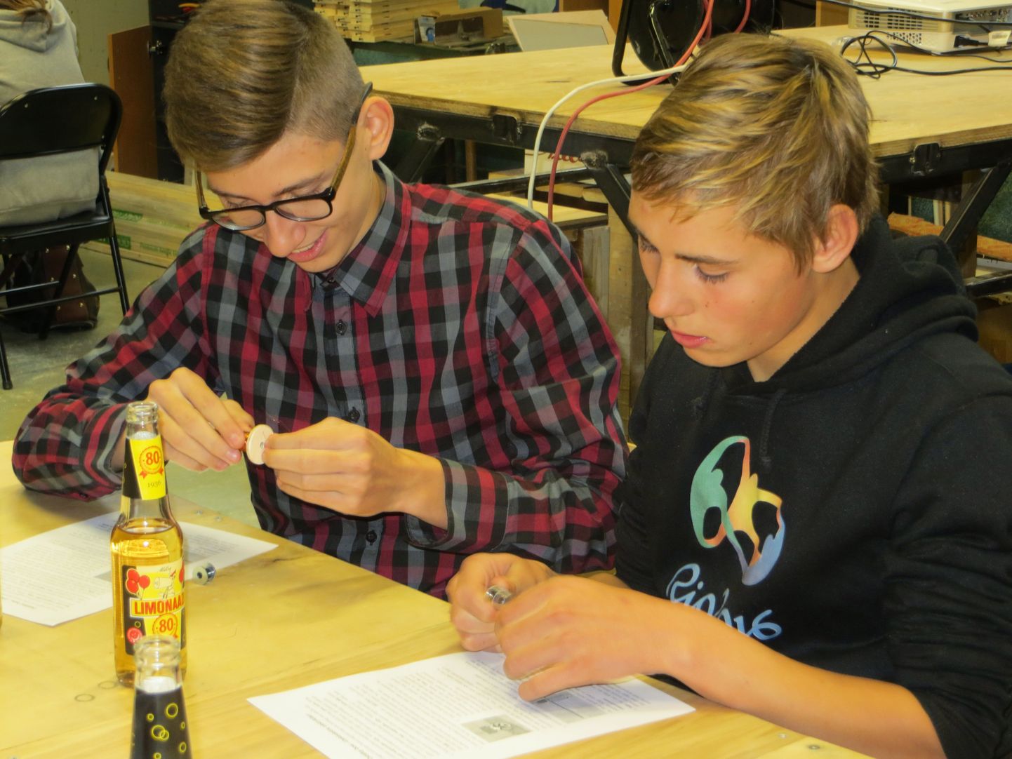 Töötoas said noored proovile panna oma meisterdamisoskusi. Hummuli põhikooli noormehed Kevin Pisartšik (vasakul) ja Tanel Muusikus elektrikitarrile magnetist ja vasktraadist helipead valmistamas.
