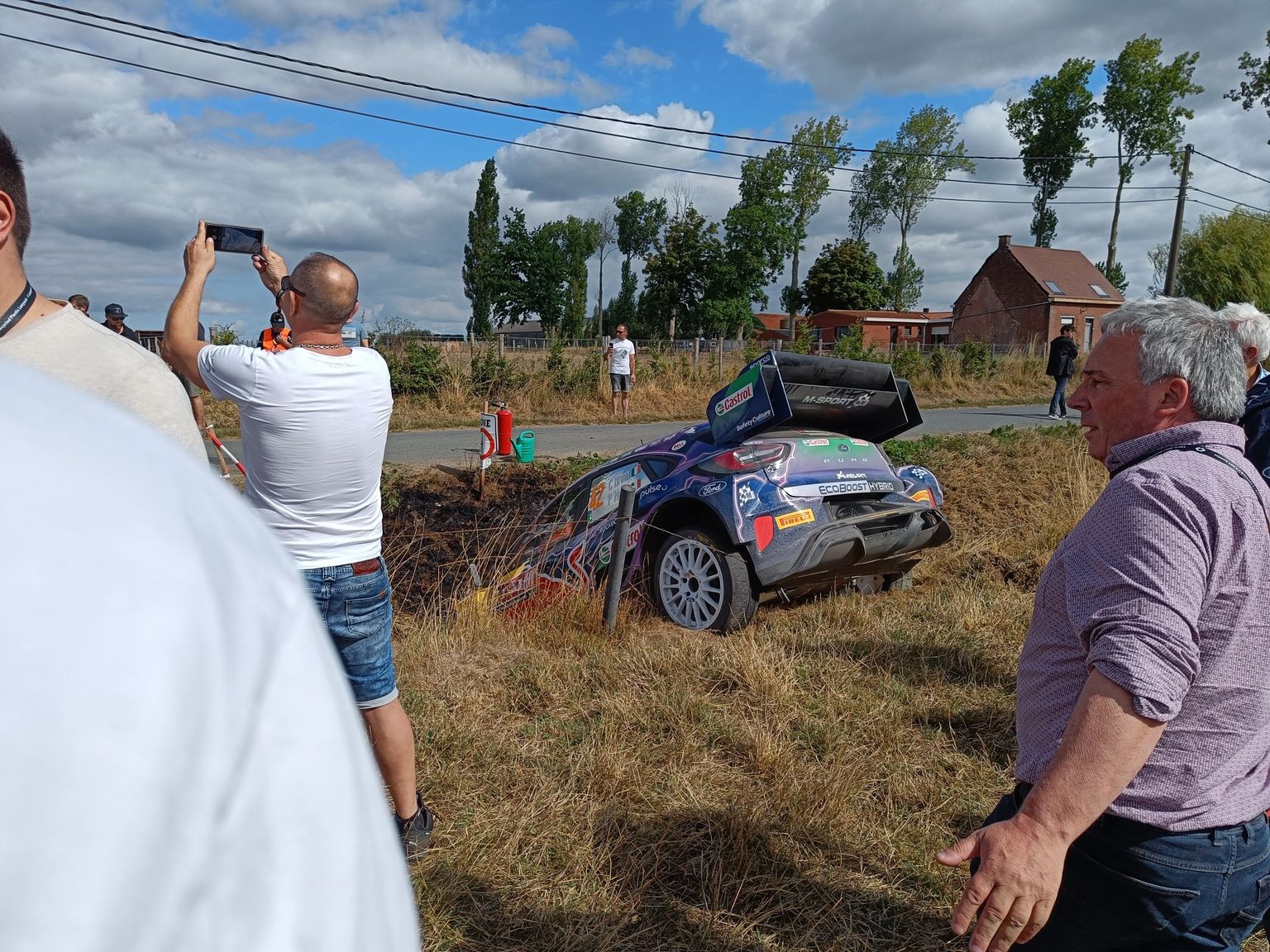 Craig Breeni auto lõpetas kraavis, ent vähemalt suudeti põleng kustutada.