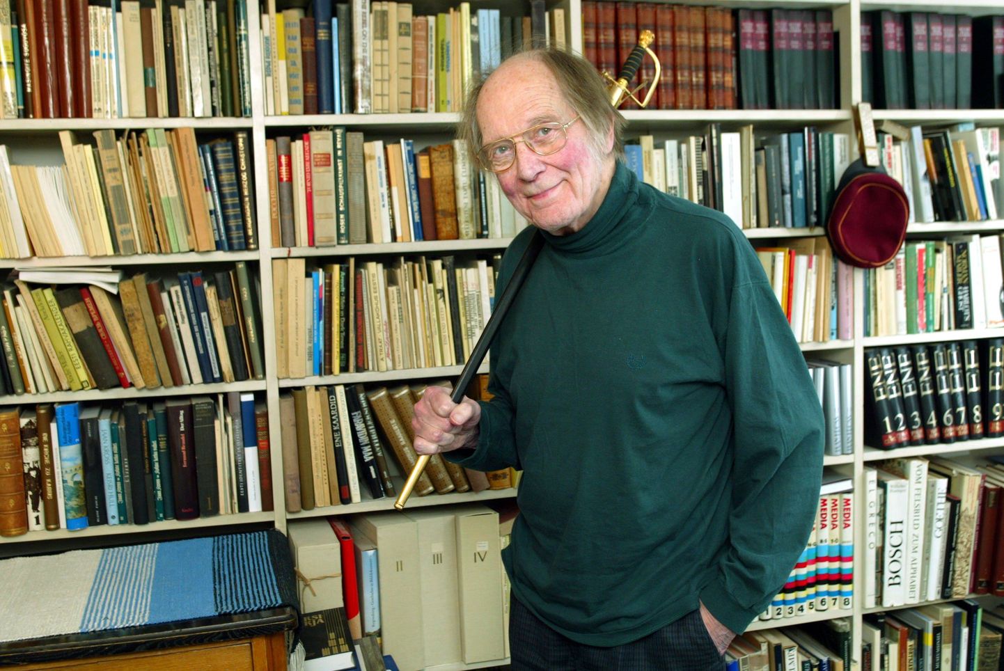Kirjanik Jaan Kross 2002. aastal oma koduse raamaturiiuli ees.
