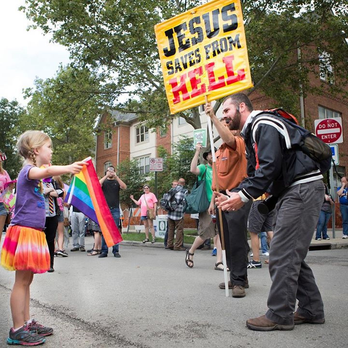 7-aastane tüdruk lehvitas usklikutest meeleavaldajate ees vikerkaarelippu.