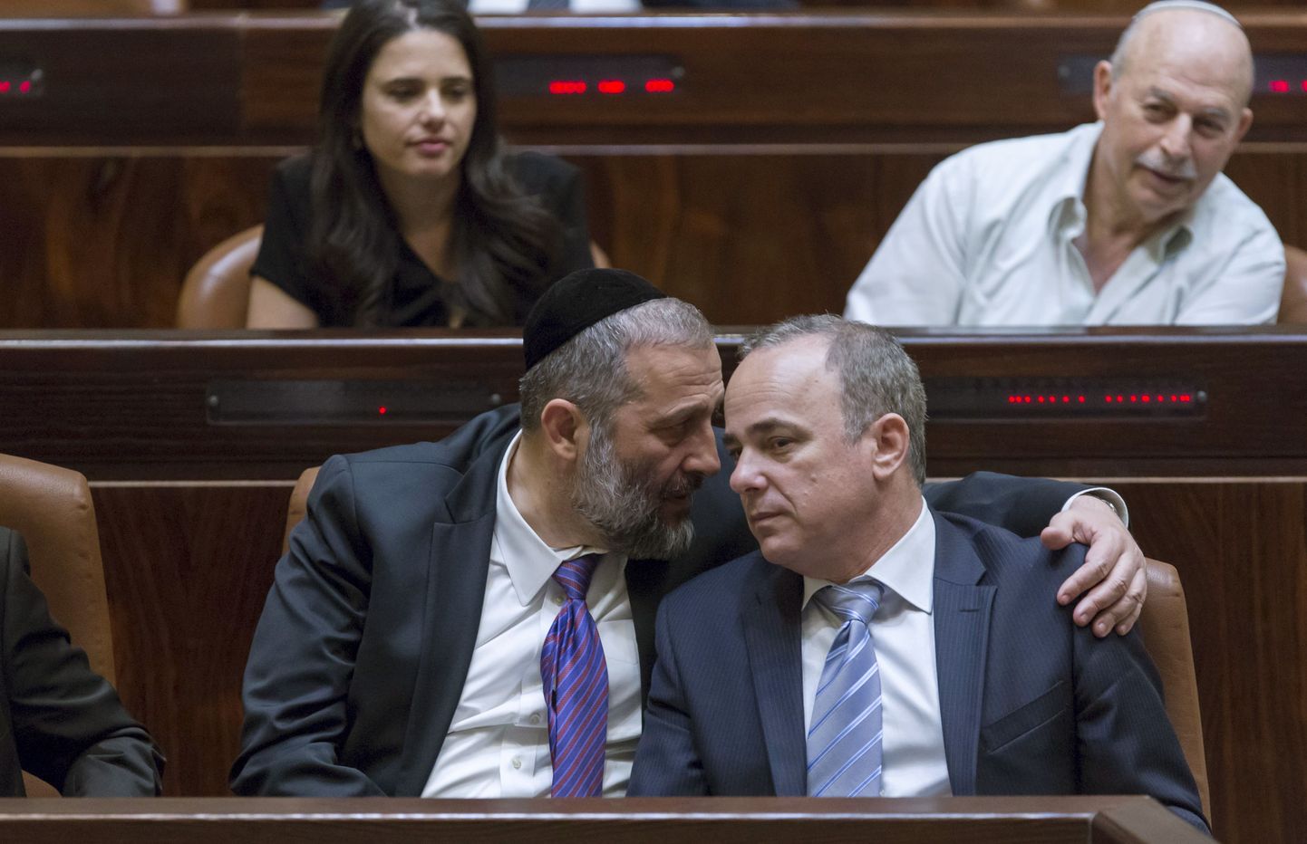Iisraeli uus siseminister Aryeh Deri, käsi energiaministri Yuval Steinitzi õlal. Pildi tegemise ajal selle aasta mais oli Deri veel majandusminister.
