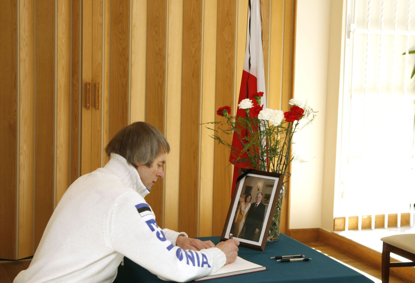 Книга соболезнований в посольстве Польши.