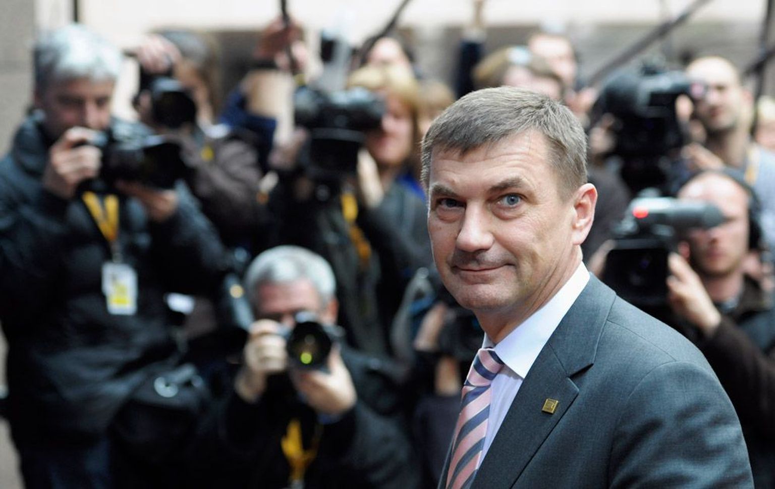 Andrus Ansip Brüsselis ajakirjanike piiramisrõngas.