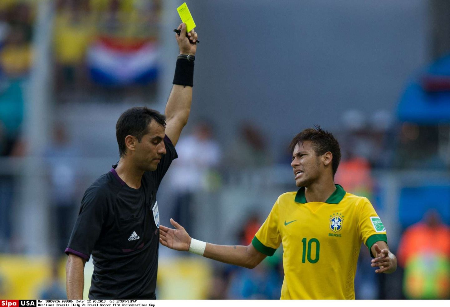 Uruguar koondise kapten Diego Lugano süüdistas Neymari (paremal) liiga kergelt kukkumises