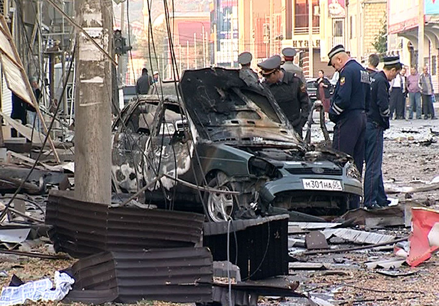 Dagestani politseinikud uurivad Mahhatškalas aset leidnud plahvatuses purunenud sõiduautot.