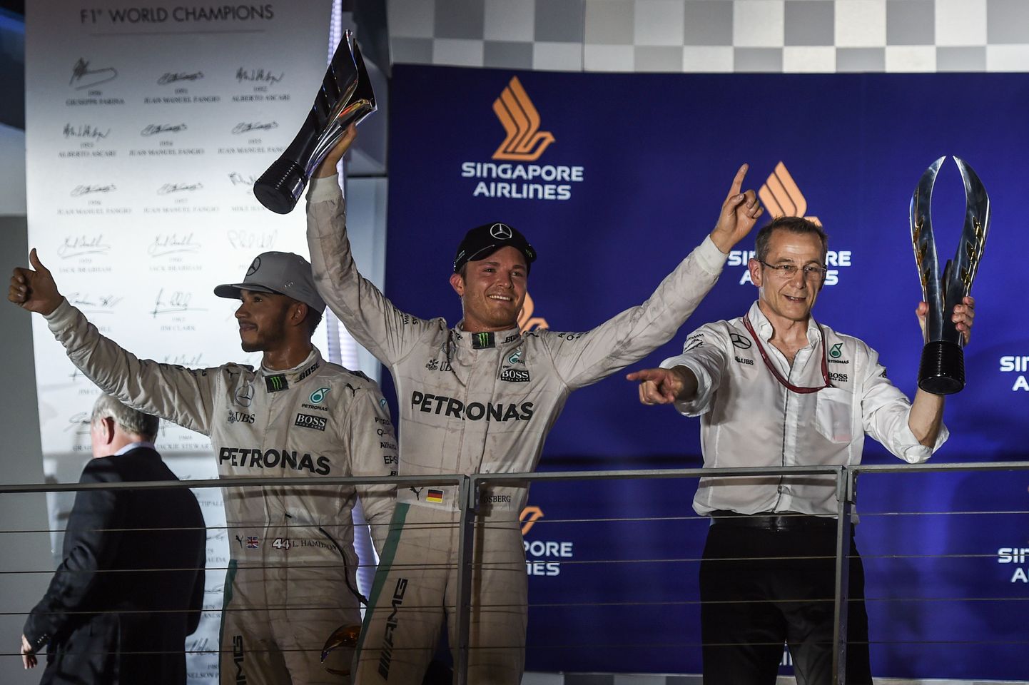 Nico Rosberg (keskel) ja Lewis Hamilton Singapuris.