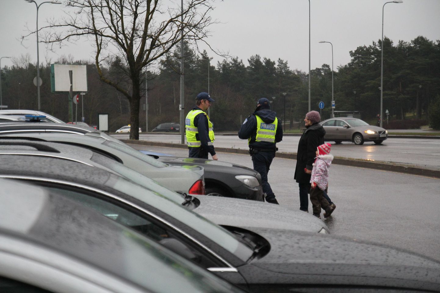 Tallinnas Järvel tabas politsei mitu punase fooritulega teed ületanud inimest.