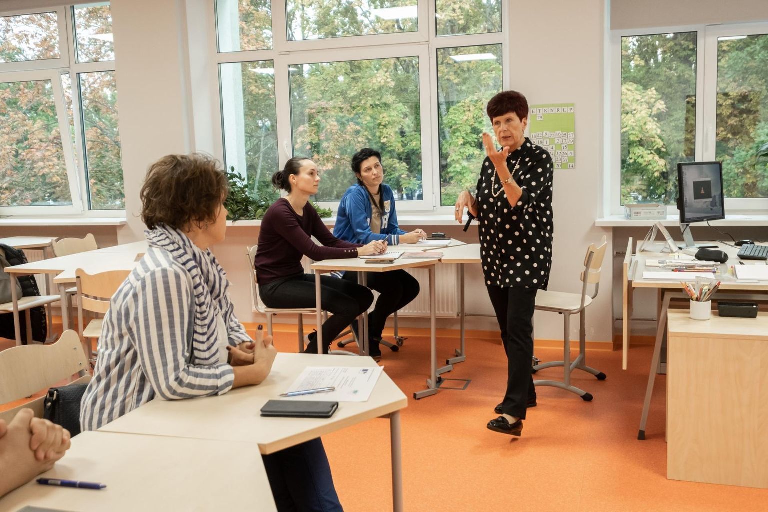 Tammsaare kool on keelekümbluskool, kus õpitakse vähemalt poolt ainetest eesti keeles. Kool kasutab varajast ja hilist keelekümblust, mille eesmärgiks on anda võrdselt head oskused nii vene kui eesti keeles.