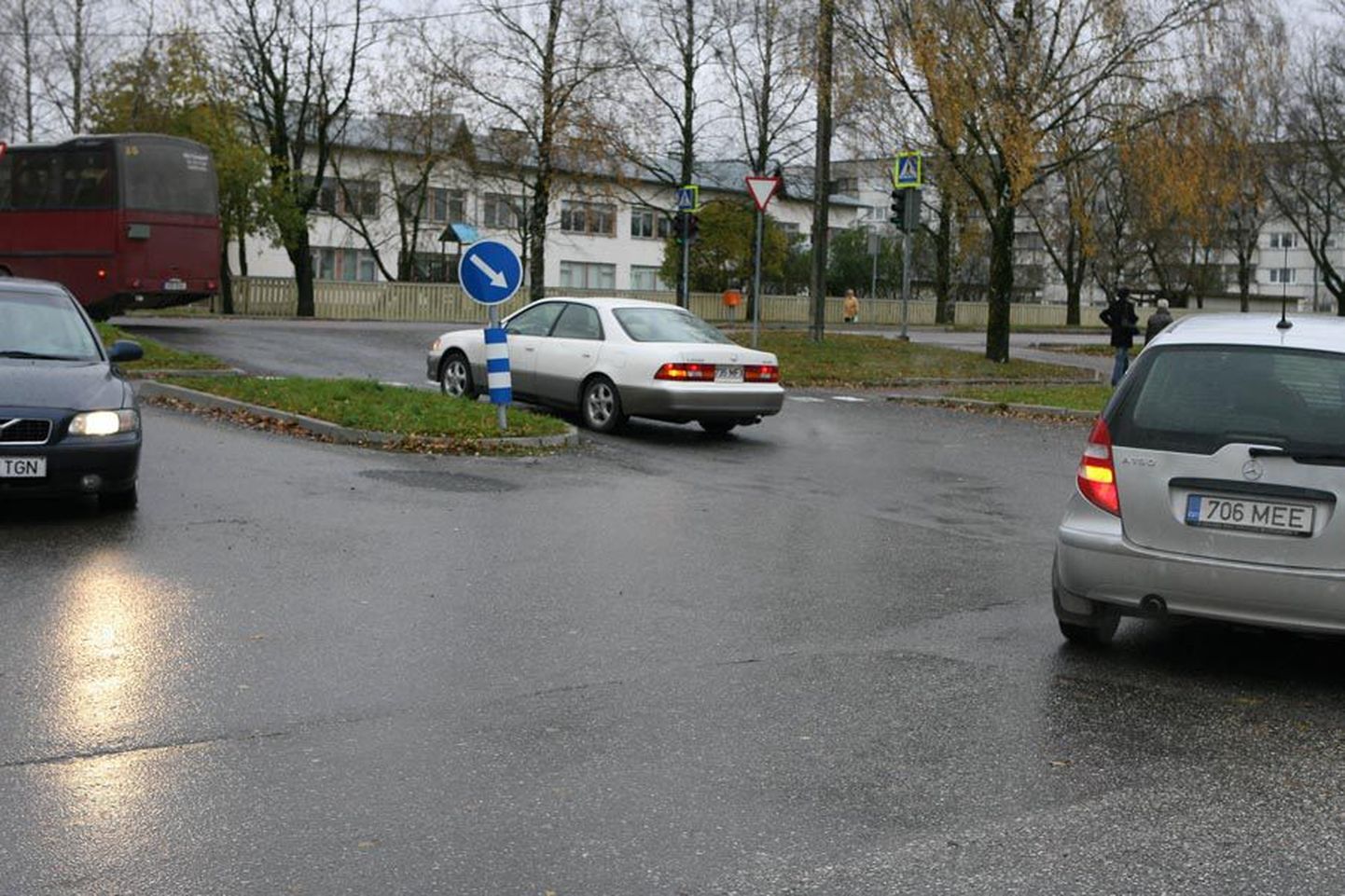 Vaid üksikud autojuhid näitavad Selveri parklast Riia maantee poole pöörates vasakut suunatuld, ehkki liikluseeskiri seda nõuab. Samuti ei näidata suunatuld pärast parklasse jõudmist.