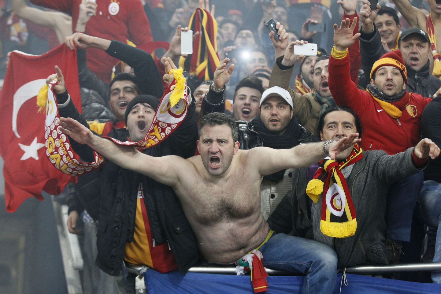Турецкие футбольные болельщики.