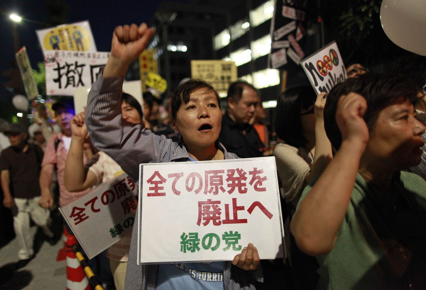 Tuumaenergiavastane meeleavaldus Jaapani peaministri Yoshihiko Noda ametiresidentsi ees Tokyos täna.
