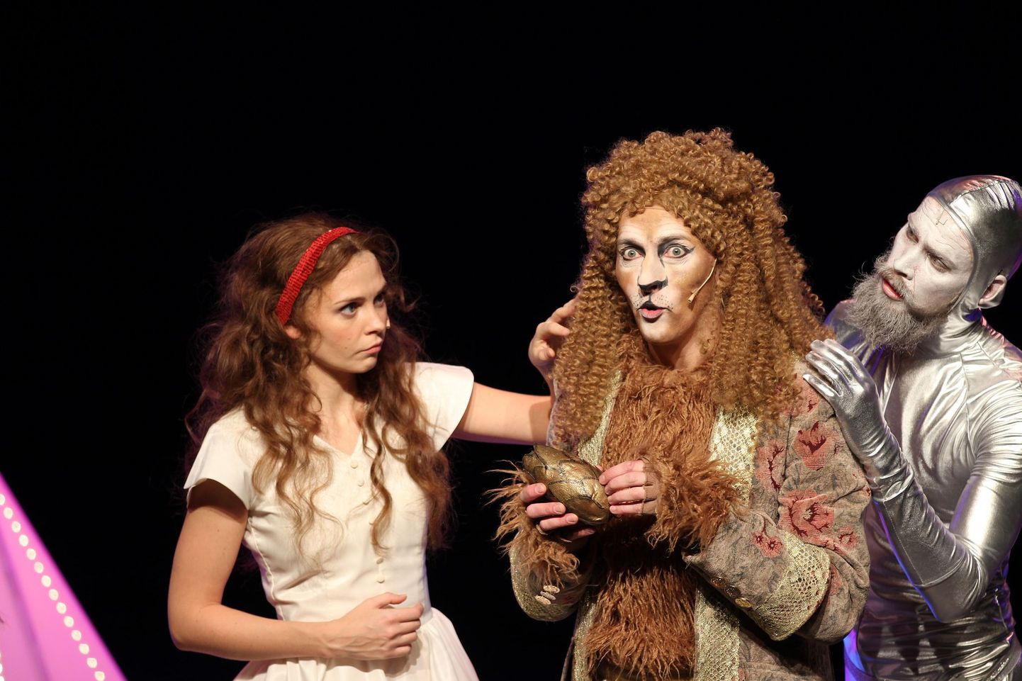 „Võlur Ozi“ tegelased Dorothy (Adeele Sepp), Lõvi (Aarne Soro) ja Plekkmees (Karl Robert Saaremäe).
