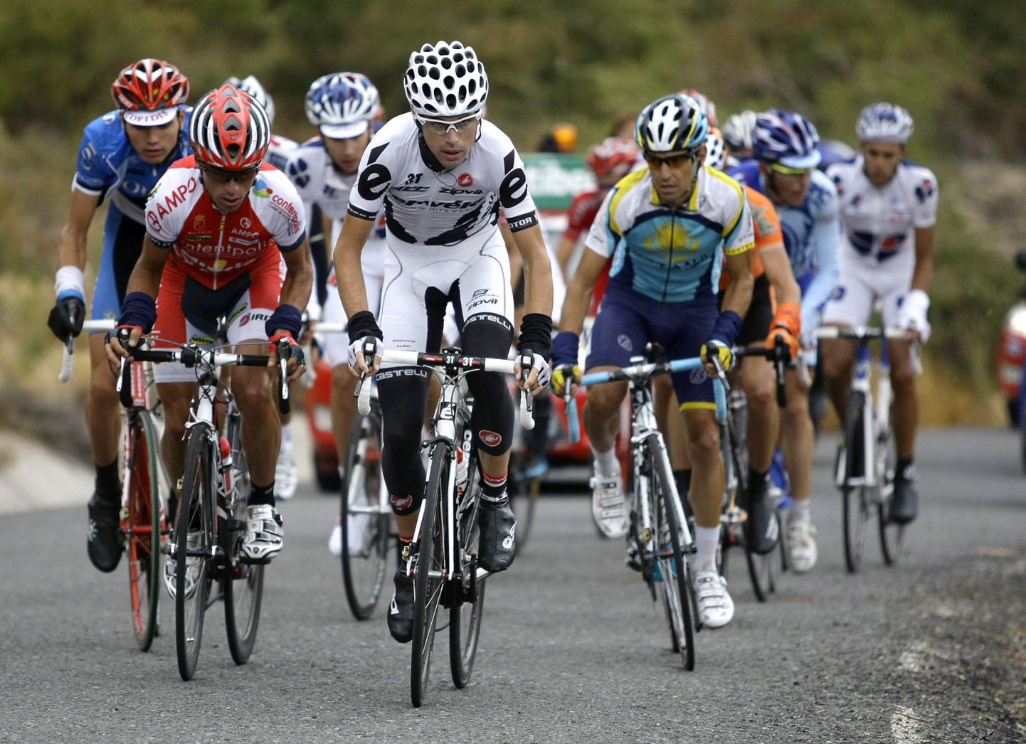 Hispaania velotuuri 18. etapi võitis Philip Deignan (keskel valges). Rein Taaramäe (vasakpoolne) sai seitsmenda koha.