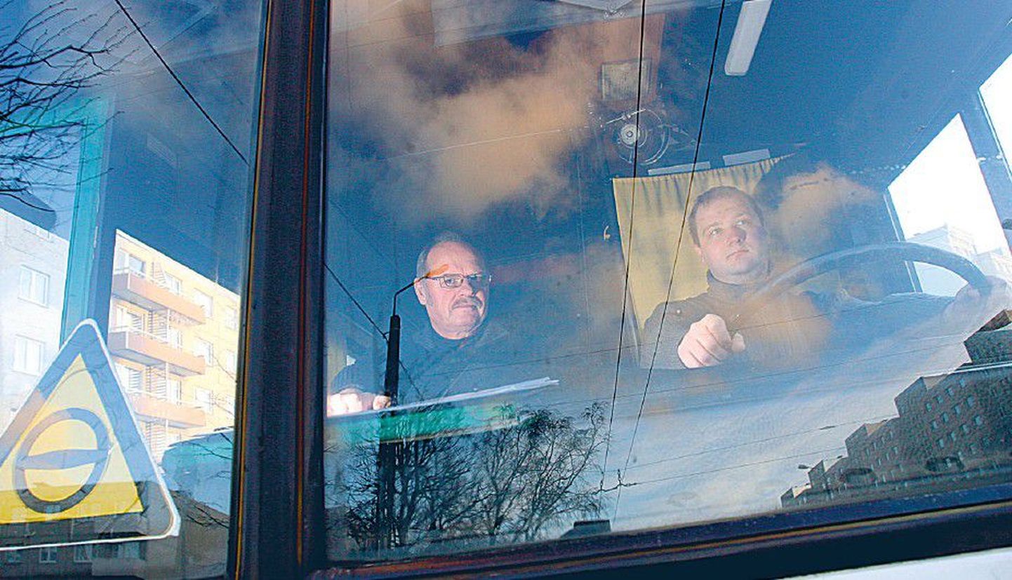 Tallinna Autobussikoondise sõiduõpetaja Mati Malein (vasakul) õpetamas tulevast bussijuhti Nikolai Oroveri.