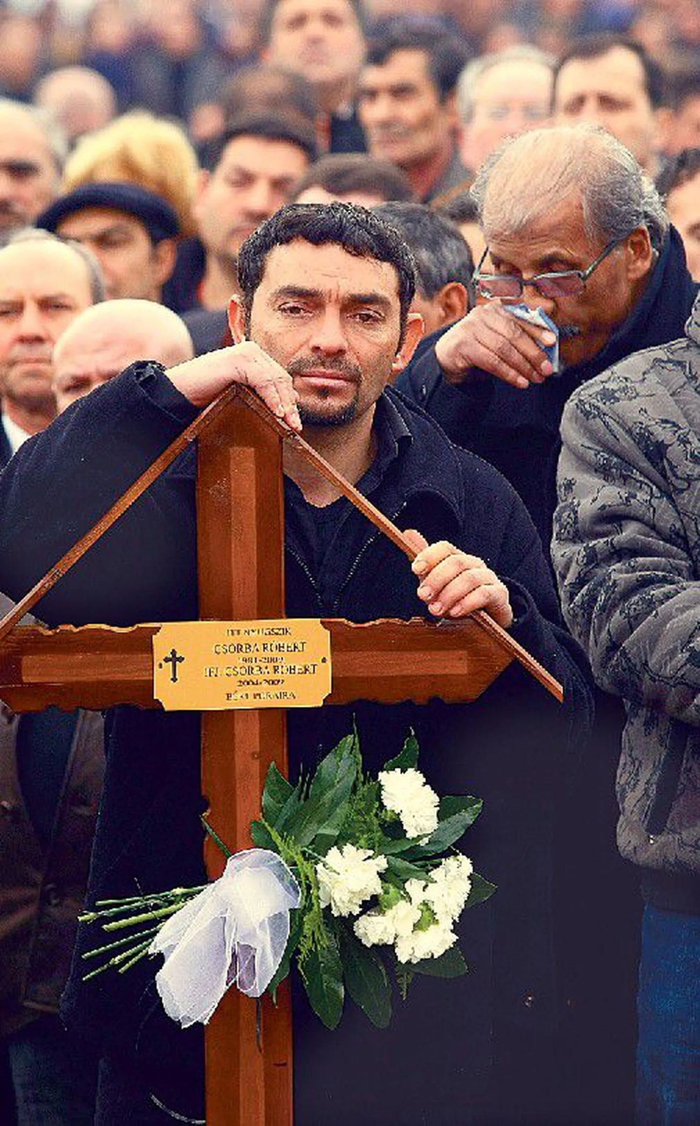На похороны убитого в феврале цыгана Роберта Чорбы и его сына пришли почти 5000 человек — не только цыгане, но и многие венгры, в том числе и супруга премьер-министра.