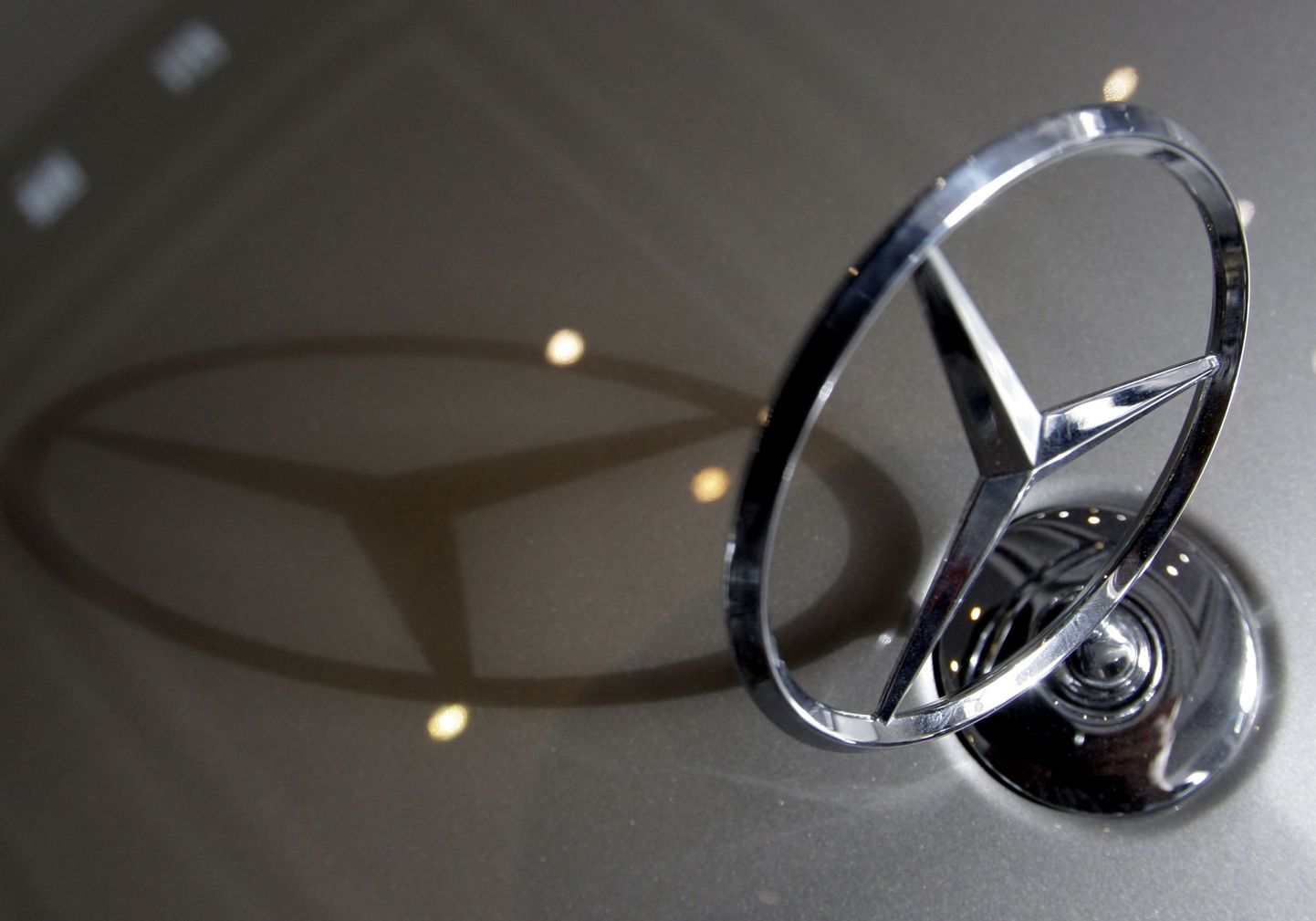 Логотип Mercedes.
