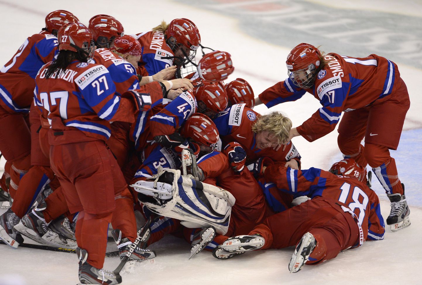 Хоккеистки России радуются победе.