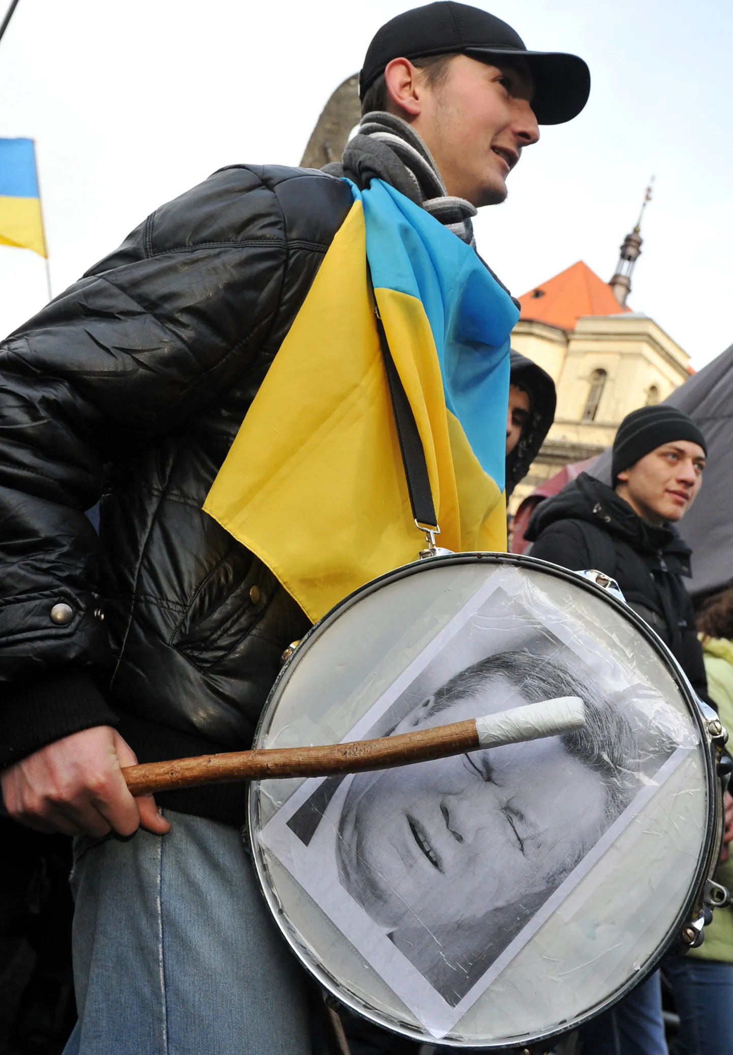 Eurointegratsiooni poolehoidja taob Kiievis trummi, millele on kleebitud Ukraina presidendi Viktor Janukovõtši pilt.