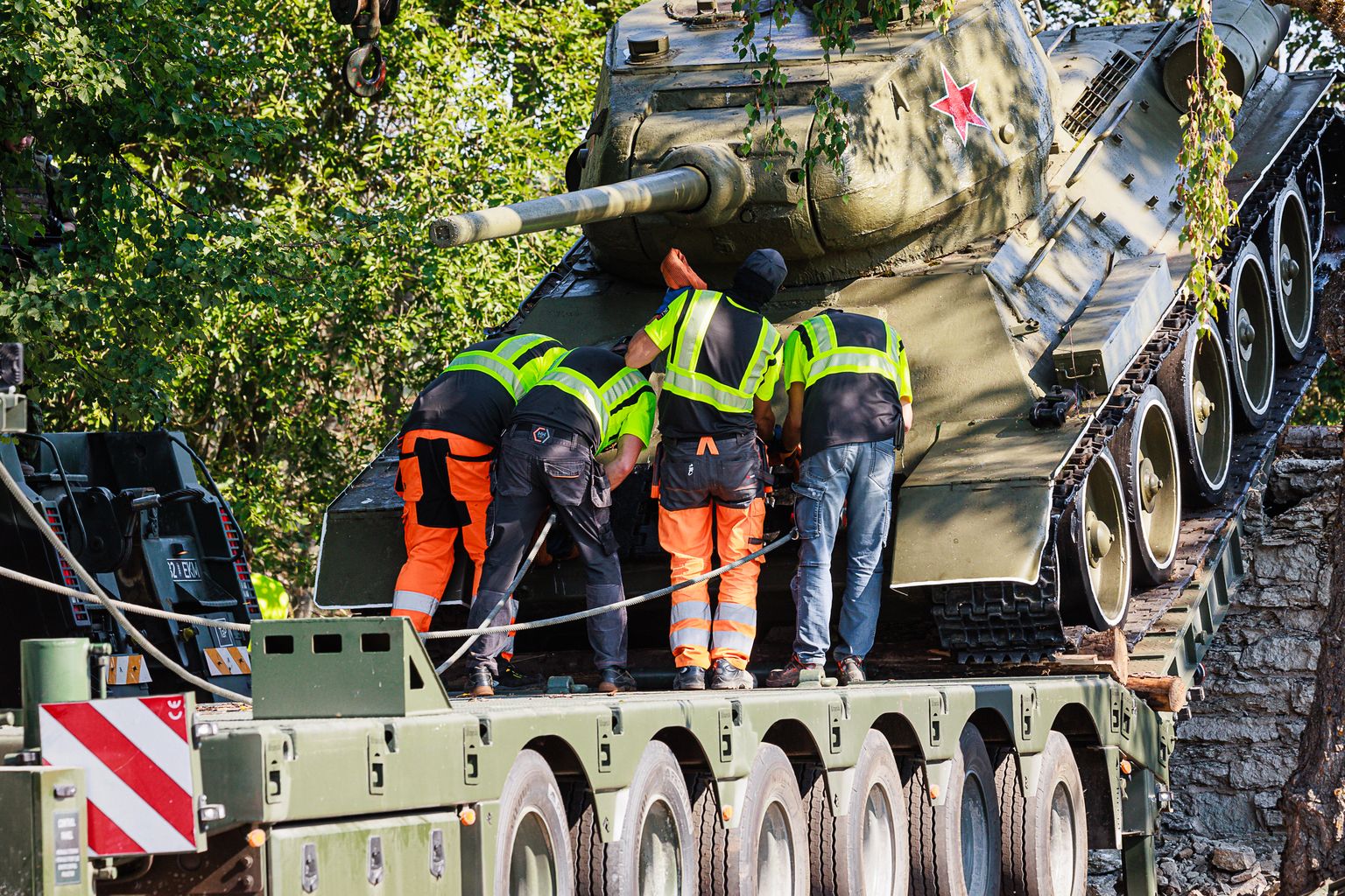 Демонтаж нарвского танка.