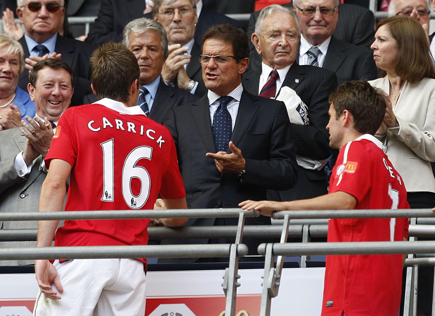 Fabio Capello (üleval) Michael Carricku käest aru pärimas.