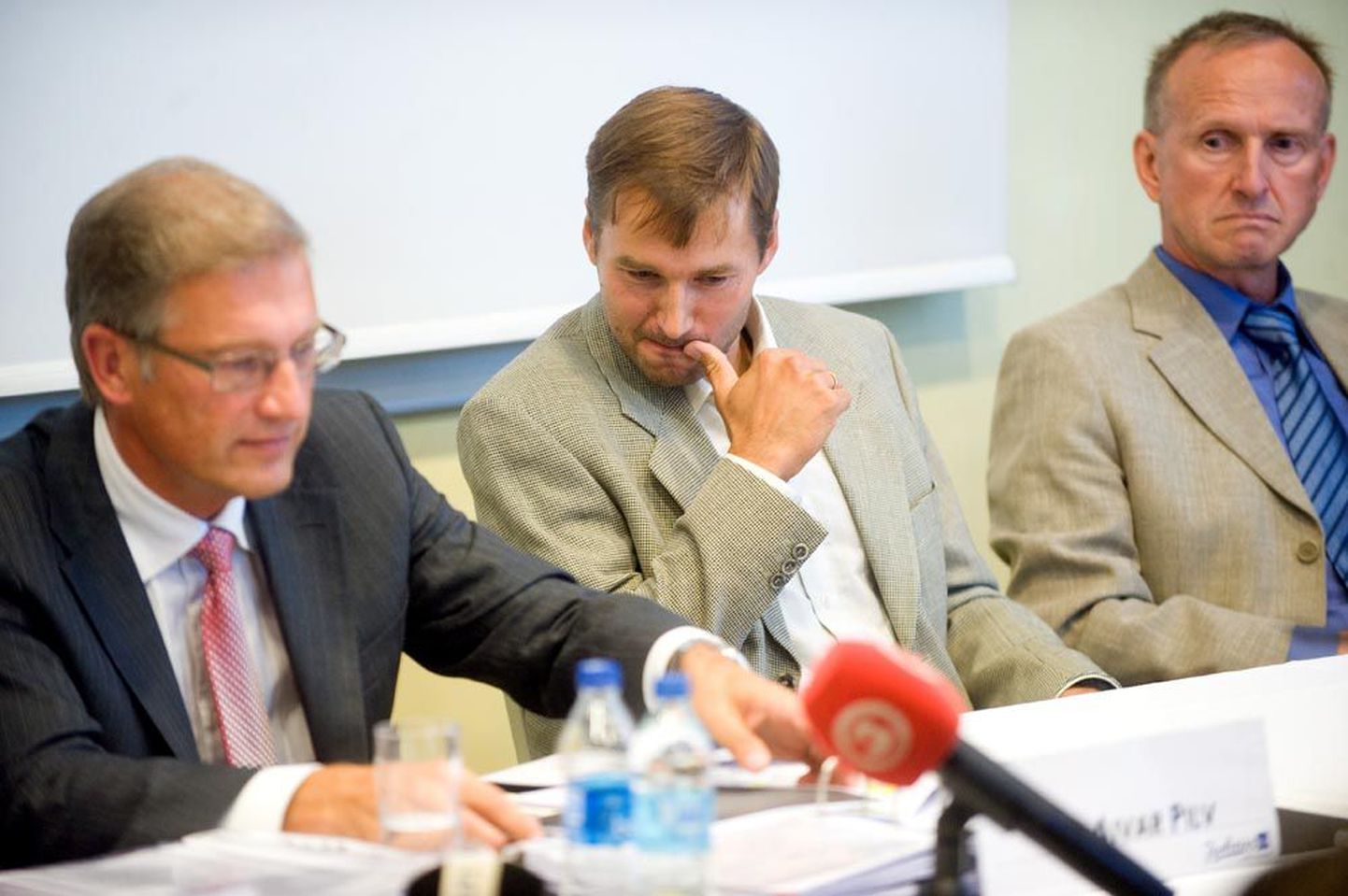 Andrus Veerpalu oli eilsel pressikonverentsil oma suurte abiliste Aivar Pilve      ja Mati Alaveri vahel. Suuri sõnu suusamees ei teinud.
