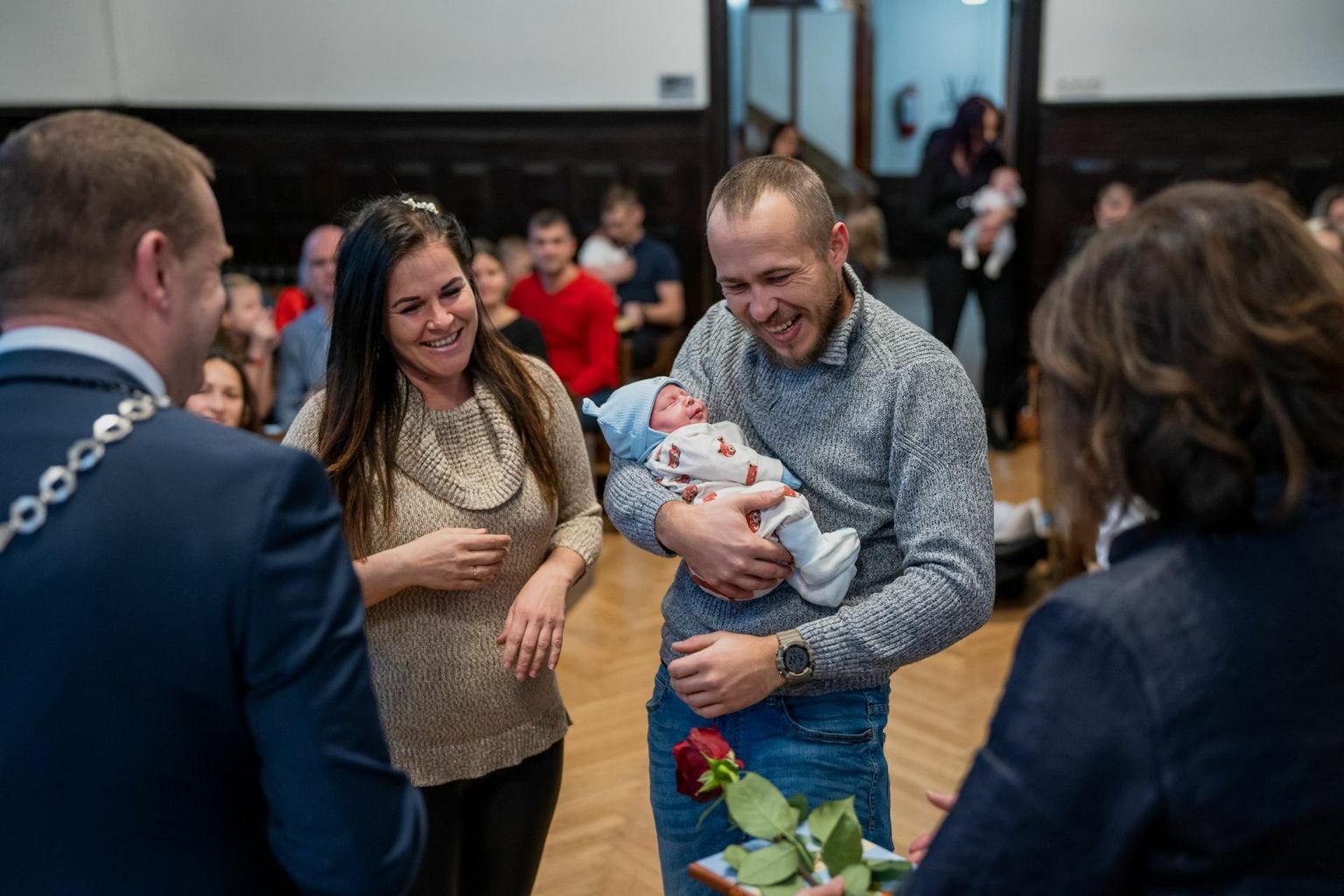 Pärnu linnajuhid tervitasd raekojas vastseid pärnakaid ja nende vanemaid.