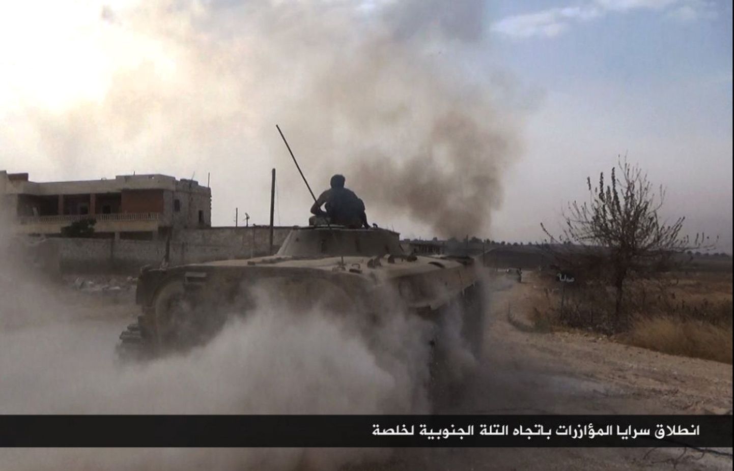 Al-Nusra Rinde võitleja soomusmasinal Aleppo lõunapiirkonnas.