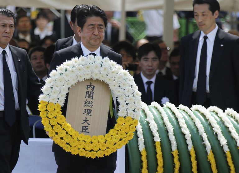Премьер-министр Японии Синдзо Абэ (в центре)
Фото: Scanpix